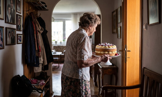 Na moich imieninach niosłam z kuchni tort i przystanęłam za drzwiami, bo mówili o mnie. Syn powiedział "najlepiej w listopadzie", córka - że "po świętach będzie łatwiej z miejscami". Ustalali termin rozmowy ze mną o domu opieki