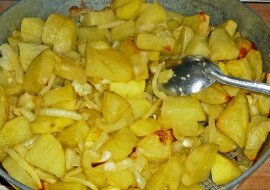 Ziemniaczki z cebulą i warzywami. Proste w przygotowaniu i niezwykle smaczne