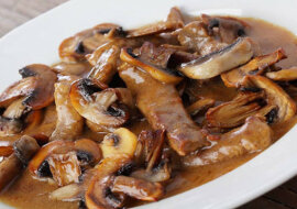 Stroganov wołowy z pieczarkami: danie, które uwodzi