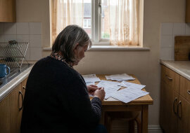 Mąż od lat odkładał pieniądze "na czarną godzinę" - tak mi mówił. Po jego śmierci okazało się, że na koncie jest trzysta złotych. Szukałam tygodniami. Znalazłam. Od tamtego dnia żałuję, że szukałam.