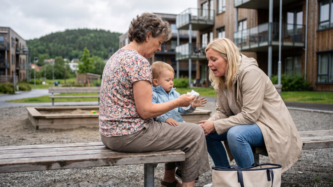 Syn zaprosił mnie do Norwegii na lato - "fiordy, mamo, zobaczysz". Fiordy widziałam z okna kuchni, przy zmywaniu. W sierpniu na placu zabaw Polka z sąsiedniego bloku zapytała, z której jestem agencji, bo ona "bierze dwa tysiące euro i mieszkanie"