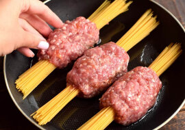 Makaron z mięsem mielonym i warzywami na patelni: smacznie, pięknie i oryginalnie