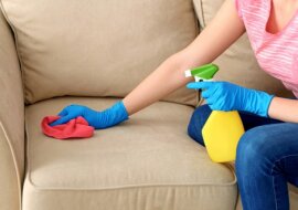 Dodaj do wody cztery popularne składniki i spryskaj sofę. Zobacz co się stanie