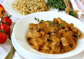 Strogonow z wieprzowiną i grzybami. Niesamowicie pyszne danie