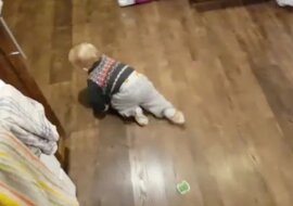 Dziecko rzuca wszystko, by obejrzeć „Jeopardy!”. Zobacz, jak dziecko zachwyca się ulubionym programem