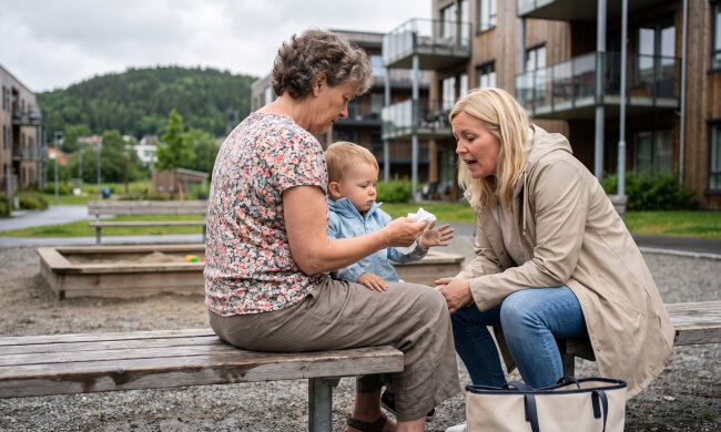 Syn zaprosił mnie do Norwegii na lato - "fiordy, mamo, zobaczysz". Fiordy widziałam z okna kuchni, przy zmywaniu. W sierpniu na placu zabaw Polka z sąsiedniego bloku zapytała, z której jestem agencji, bo ona "bierze dwa tysiące euro i mieszkanie"