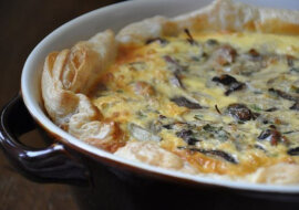 Quiche lorraine z pieczarkami i serem na cieście francuskim. Idealny poczęstunek