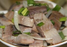 Tradycyjny, pyszny śledź w oleju z cebulką. U mnie znikają szybko. Najprostszy do zrobienia