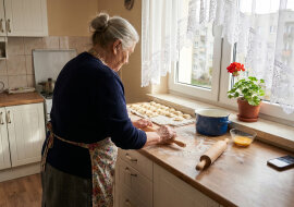 Wnuczka miała szesnaście lat i wstydziła się chodzić ze mną do galerii - mówiła, że za wolno idę. W maju poprosiła, żebym nauczyła ją robić pierogi na imprezę ze znajomymi. Lepiłyśmy do drugiej w nocy
