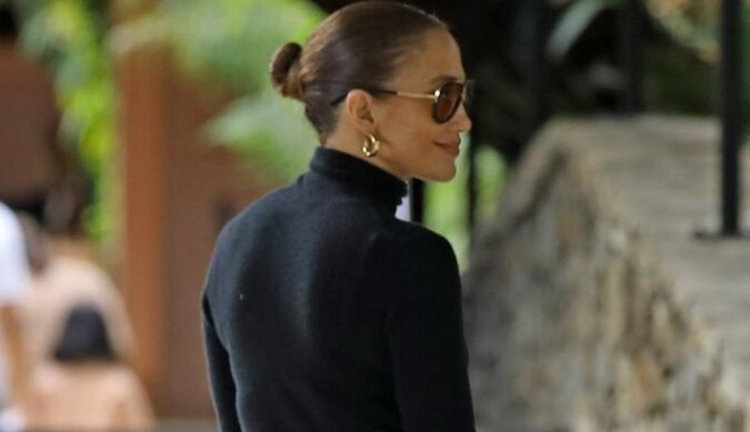 Dwie stylizacje Jennifer Lopez w czerni i bieli, które warto zapamiętać