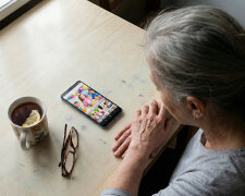 Synowa wrzuciła na Facebooka zdjęcia z urodzin wnuka. Była cała rodzina - jej mama, jej siostra, koleżanki. Mnie nikt nie zaprosił. Syn napisał wieczorem: "Mamo, to był taki mały rodzinny obiad, nie chcieliśmy cię fatygować"