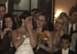 Pan młody na oczach żony klęka przed inną kobietą. Zobacz, co zrobił potem