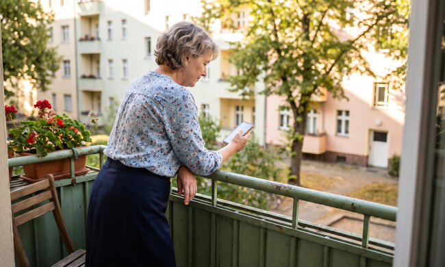 Wnuk poprosił o piętnaście tysięcy na wózek z kawą. Zgodziłam się, ale jak w banku: umowa u notariusza, dziesięć procent od zysku. Rodzina pukała się w czoło - "babcia z umową"