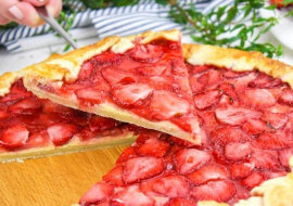 Galette z truskawkami i twarogiem: delikatne, kruche ciasto