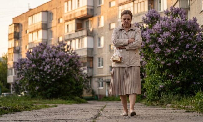 Córka poprosiła, żebym pożyczyła jej 15 tysięcy na remont łazienki. Pożyczyłam z emerytury, odmawiając sobie sanatorium. Kiedy po roku przypomniałam o długu, odpowiedziała: "Mamo, nie bądź małostkowa"
