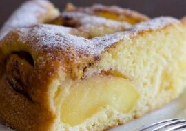 Przepis na tanie ciasto bez masła, śmietany i jajek: lekkie, puszyste, owocowe