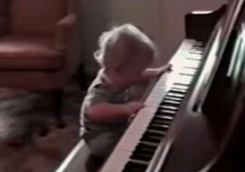 Niewidome i niepełnosprawne dziecko zaskakuje rodziców. Zobacz ten filmik