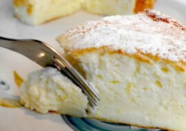 400 gramów jogurtu i 4 jajka: kremowe ciasto rozpływa się w ustach jak lody