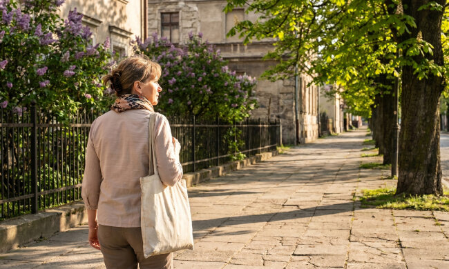 Spotkałam go na poczcie po czterdziestu trzech latach. Stał w kolejce po odbiór paczki. Poznał mnie od razu. Powiedział: "Jolka, codziennie żałuję jednej decyzji w życiu"