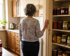 Brat powtarzał, żeby nie przyjeżdżać, bo mama po udarze źle znosi gości. W sobotę przyjechałam bez zapowiedzi. W spiżarni czekały podpisane słoiki - odkładała dla mnie od wiosny, bo brat mówił jej, że to ja nie mam czasu