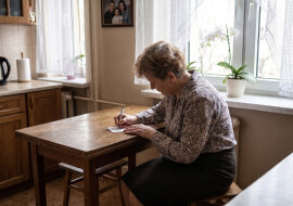 Mąż od emerytury we wtorki i czwartki siedzi w garażu na Kolejowej, "bo tam ma spokój i narzędzia". W listopadzie zaniosłam mu zapomniane leki. W garażu stała kanapa, której nie znałam, na niej koc w kratę