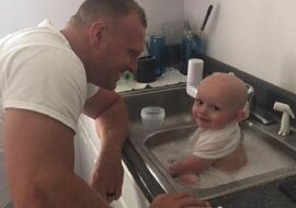 Uratowali zaniedbane dziecko i wykąpali je na komisariacie. Brawa dla tych policjantów