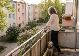 Mąż odszedł do młodszej, kiedy miałam pięćdziesiąt cztery lata. Zostawił mi kredyt i psa. Przez rok jadłam tylko zupki w proszku. Wczoraj dostałam klucze do kawalerki, którą kupiłam sama