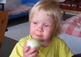 Mama patrzy, jak dziecko je cebulę i to nagrywa. Gdy opublikowała to w social mediach zrobiło się gorąco