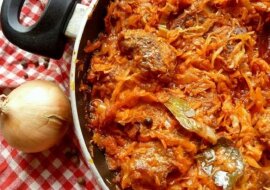 Karkówka duszona w kiszonej kapuście. Mięso przyrządzone według przepisu jest kruche i soczyste