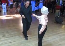 Kiedy wyszli na parkiet wszyscy oniemieli... Zobacz z kim tańczy ten mężczyzna