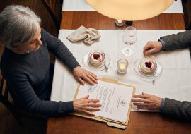Syn zaprosił mnie na obiad do restauracji. Myślałam, że chce mi podziękować za opiekę nad wnukami. Kiedy kelner zabrał talerze, syn wyjął dokumenty i powiedział: "Mamo, podpisz tutaj, to formalność"