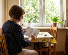 Mama umarła w maju. Przy zamykaniu jej książeczki w PKO urzędniczka powiedziała, że jest dyspozycja na wypadek śmierci: czterdzieści dwa tysiące dla Bożeny K. To była żona mojego brata