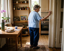 Bratowa prosiła, żeby nie przyjeżdżać do mamy w niedziele - "to nasz jedyny dzień w spokoju, mama i tak odpoczywa". W niedzielę mama zadzwoniła sama, cicho: czemu nie przyjeżdżam, "przecież w niedzielę oni wychodzą na cały dzień i jestem sama"