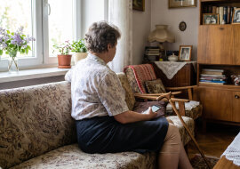 Kiedy syn się rozwodził, kazał mi wybierać - "albo ja, albo Kaśka". Na operację kolana zawiozła mnie Kaśka, czekała trzy godziny i odebrała wyniki. Syn zadzwonił po tygodniu. Zdziwił się, że nic nie mówiłam