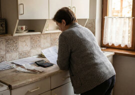 Dałam synowi trzydzieści tysięcy na wykończenie mieszkania. Minęły trzy lata, nie wspomniał ani razu. Kiedy w końcu zapytałam, synowa powiedziała: "Chyba nie będzie pani upominać się o pieniądze od własnego syna"