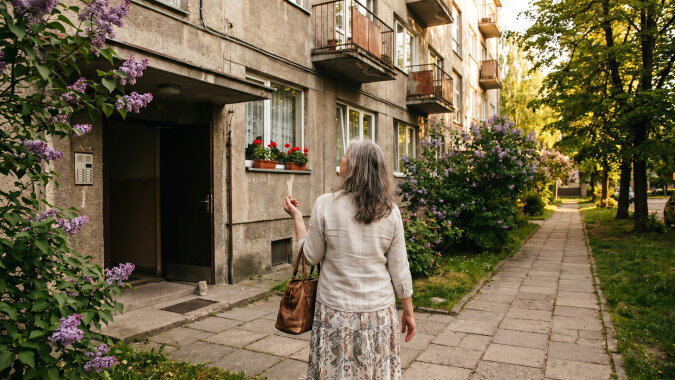 Pożyczyłam bratowej dwanaście tysięcy na operację. Spisałyśmy kartkę, ustaliłyśmy raty. Po trzech miesiącach przestała odbierać telefon