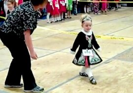 3-letnia dziewczynka tańczy irlandzki „jig”. Zobacz
