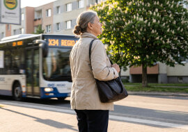 W autobusie do Ciechanowa synowa usiadła dwa rzędy przede mną, z koleżanką. Do samego dworca tłumaczyła, że "teściowa po sanatorium zostaje u nas na stałe, a w jej mieszkaniu zamieszka Kasia z chłopakiem"