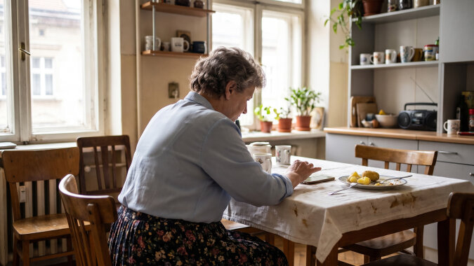 Po tym, jak zimą zasłabłam na klatce, córka włączyła mi w telefonie lokalizację - żeby była spokojniejsza. W czwartek przy obiedzie pochwaliła się, że widziała, że byłam w banku. Nikomu nie mówiłam o banku