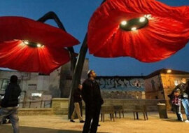 Latarnie w Jerozolimie kwitną, gdy ludzie przechodzą pod nimi