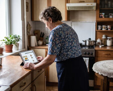 Wnuk przy każdym niedzielnym obiedzie siedział z telefonem - gderałam, że nawet rosołu nie zje jak człowiek. Sąsiadka pokazała mi stronę "Obiady u babci Zosi": czterdzieści dwa tysiące osób, zdjęcia moich pierogów