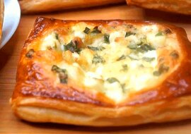 Leniwe placki z zieloną cebulką i jajkami. Apetyczne i pyszne