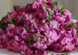 Przepis na sałatkę z buraczków i jajek. Idealna opcja na kolację