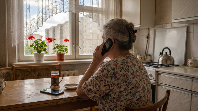 Syn kupił mi na urodziny nowy telefon. Ładny, drogi. Po tygodniu okazało się, że zainstalował aplikację, która przesyła mu listę moich połączeń