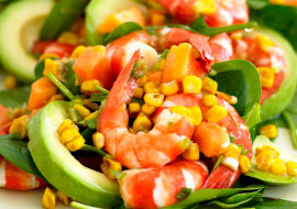 Sałatka z krewetkami i awokado. Smaczna i zdrowa