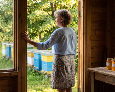 Mąż odszedł jesienią, pasiekę zostawił - "i tak padnie bez mnie". Przezimowałam wszystkie sześć rodzin, wiosną kupiłam wirówkę. Na słoikach jest teraz etykieta: "Miód od Teresy". W maju przyjechał po swoje ule