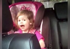 Maluch śpiewa „Bohemian Rhapsody” w aucia i jest to perfekcyjne. Zobacz nagranie