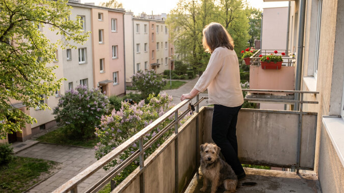 Mąż odszedł do młodszej, kiedy miałam pięćdziesiąt cztery lata. Zostawił mi kredyt i psa. Przez rok jadłam tylko zupki w proszku. Wczoraj dostałam klucze do kawalerki, którą kupiłam sama