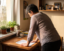 Poszłam z mamą do banku założyć lokatę z ubezpieczenia po tacie. Pani zapytała, czy mama nie woli najpierw nadpłacić kredytu - trzydziestu dwóch tysięcy, od marca, na dwie osoby: mama i Mirosław