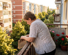 Syn co miesiąc pożycza ode mnie "do pierwszego" i mówi, że zaraz odda. Wczoraj, szukając okularów, znalazłam swój stary kalendarz, w którym kiedyś te pożyczki notowałam. Przejrzałam cały rok. Nie oddał ani razu